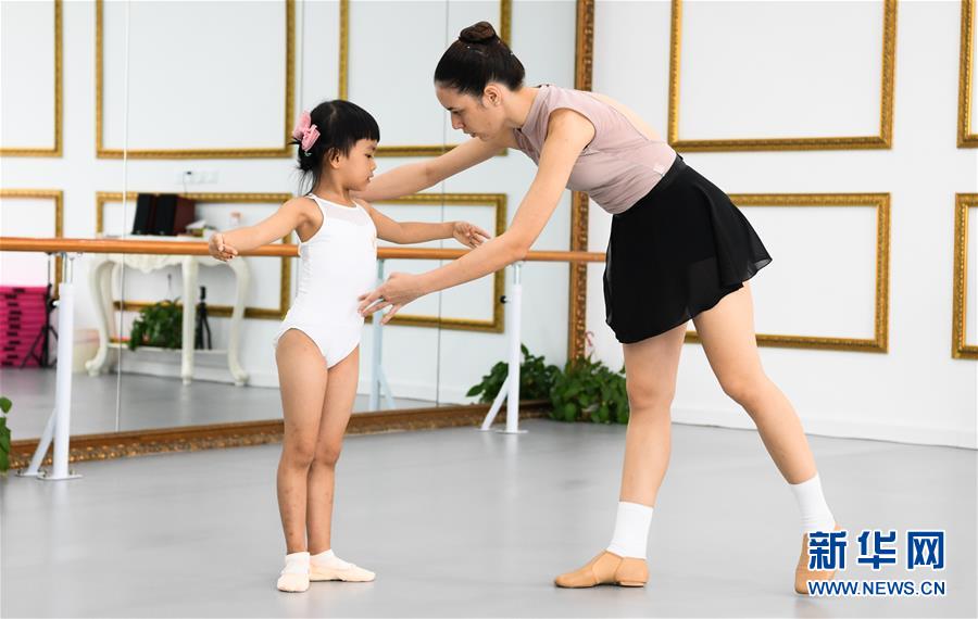 (在習(xí)近平新時(shí)代中國(guó)特色社會(huì)主義思想指引下——新時(shí)代新作為新篇章·習(xí)近平總書(shū)記關(guān)切事·圖文互動(dòng))(10)感受開(kāi)放新魅力——海南自由貿(mào)易港建設(shè)開(kāi)局觀察