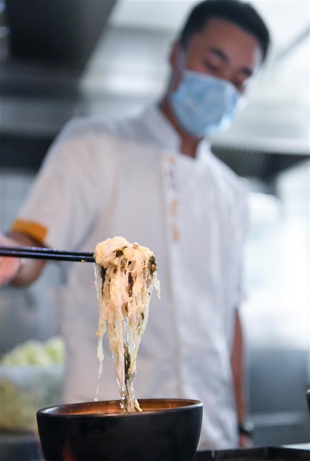 （在習(xí)近平新時(shí)代中國(guó)特色社會(huì)主義思想指引下&mdash;&mdash;新時(shí)代新作為新篇章&middot;習(xí)近平總書(shū)記關(guān)切事&middot;圖文互動(dòng)）（1）讓&ldquo;舌尖上的節(jié)約&rdquo;成為習(xí)慣&mdash;&mdash;全社會(huì)營(yíng)造浪費(fèi)可恥、節(jié)約為榮的氛圍掃描