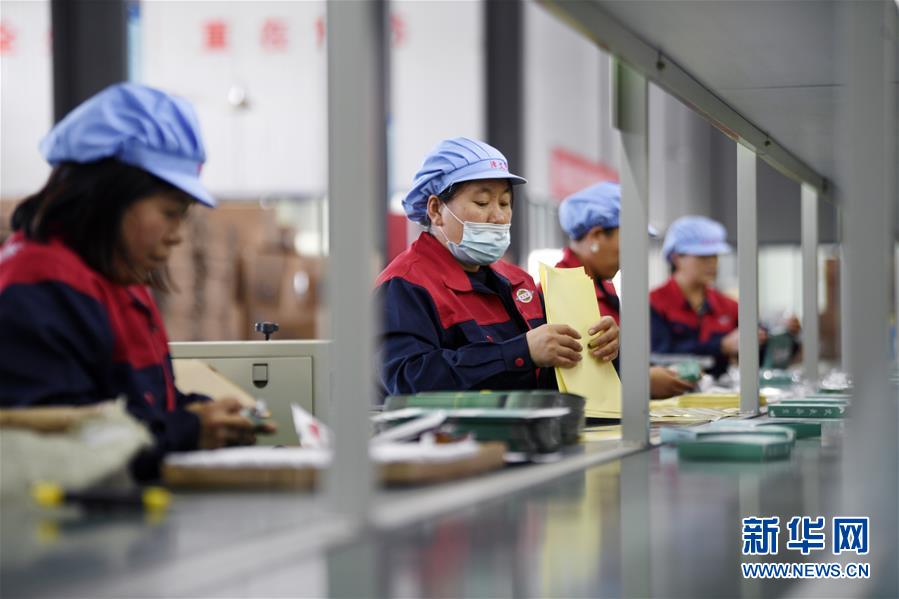 （在習近平新時代中國特色社會主義思想指引下&mdash;&mdash;新時代新作為新篇章&middot;習近平總書記關切事&middot;圖文互動）（1）&ldquo;綠色銀行&rdquo;發(fā)工資、&ldquo;股東&rdquo;分紅來敲門&hellip;&hellip;&mdash;&mdash;探索長效脫貧致富新機制見聞