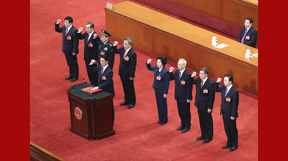 國務(wù)院副總理、國務(wù)委員、秘書長進行憲法宣誓