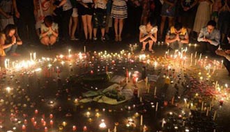 昆山市民在昆山市民廣場哀悼死者、為傷者祈福