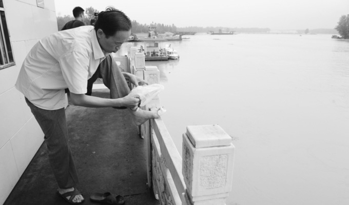 小身板有大力量，拖著腳傷跑新聞