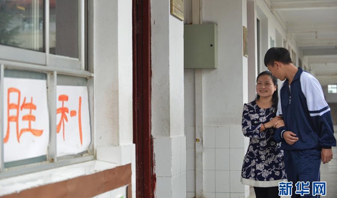 劉芳在學生協(xié)助下，前去上課