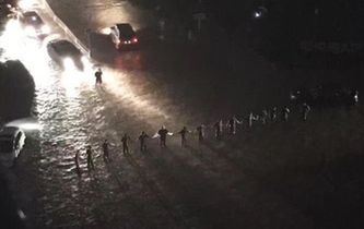 暴雨中的&ldquo;最美人墻&rdquo;找到了！