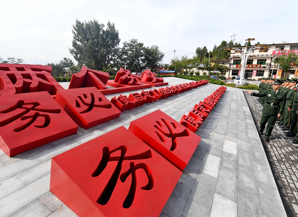 全面從嚴(yán)治黨，以更高能力和水平引領(lǐng)新時(shí)代