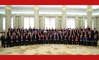 慶祝大會(huì)結(jié)束后，習(xí)近平等同受表彰人員及親屬代表合影留念