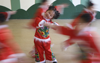 排練&ldquo;中國(guó)娃&rdquo; 迎接中國(guó)年