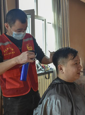 &ldquo;小小發(fā)屋&rdquo;溢真情&mdash;&mdash;新疆&ldquo;90后&rdquo;義務(wù)理發(fā)師馬國(guó)仁的故事