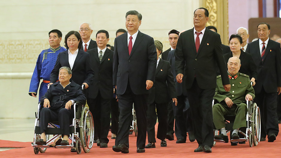 習(xí)近平同&ldquo;七一勛章&rdquo;獲得者一同步入會場