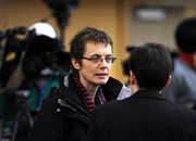 會議現(xiàn)場的境外媒體記者