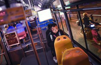 夜深了，他們還沒睡