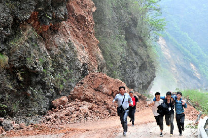 實拍：志愿者冒飛石向災(zāi)區(qū)挺進！