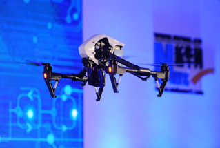 無人機進(jìn)入發(fā)布會現(xiàn)場