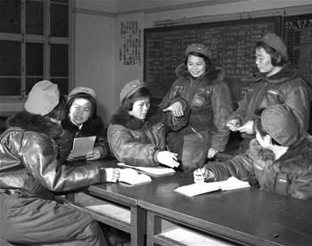 第一批女飛行員：毛澤東稱贊，細(xì)妹子不簡單，飛得好高啊