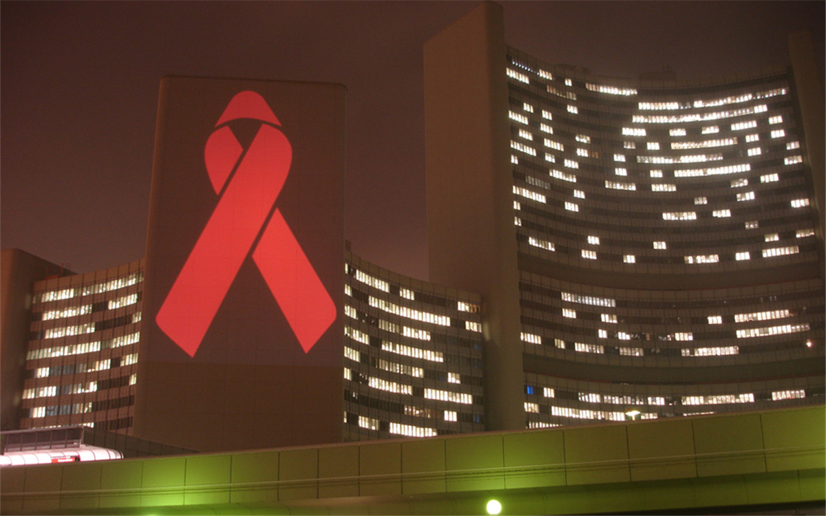 在世界艾滋病日，聯(lián)合國總部大樓點亮紅絲帶標志