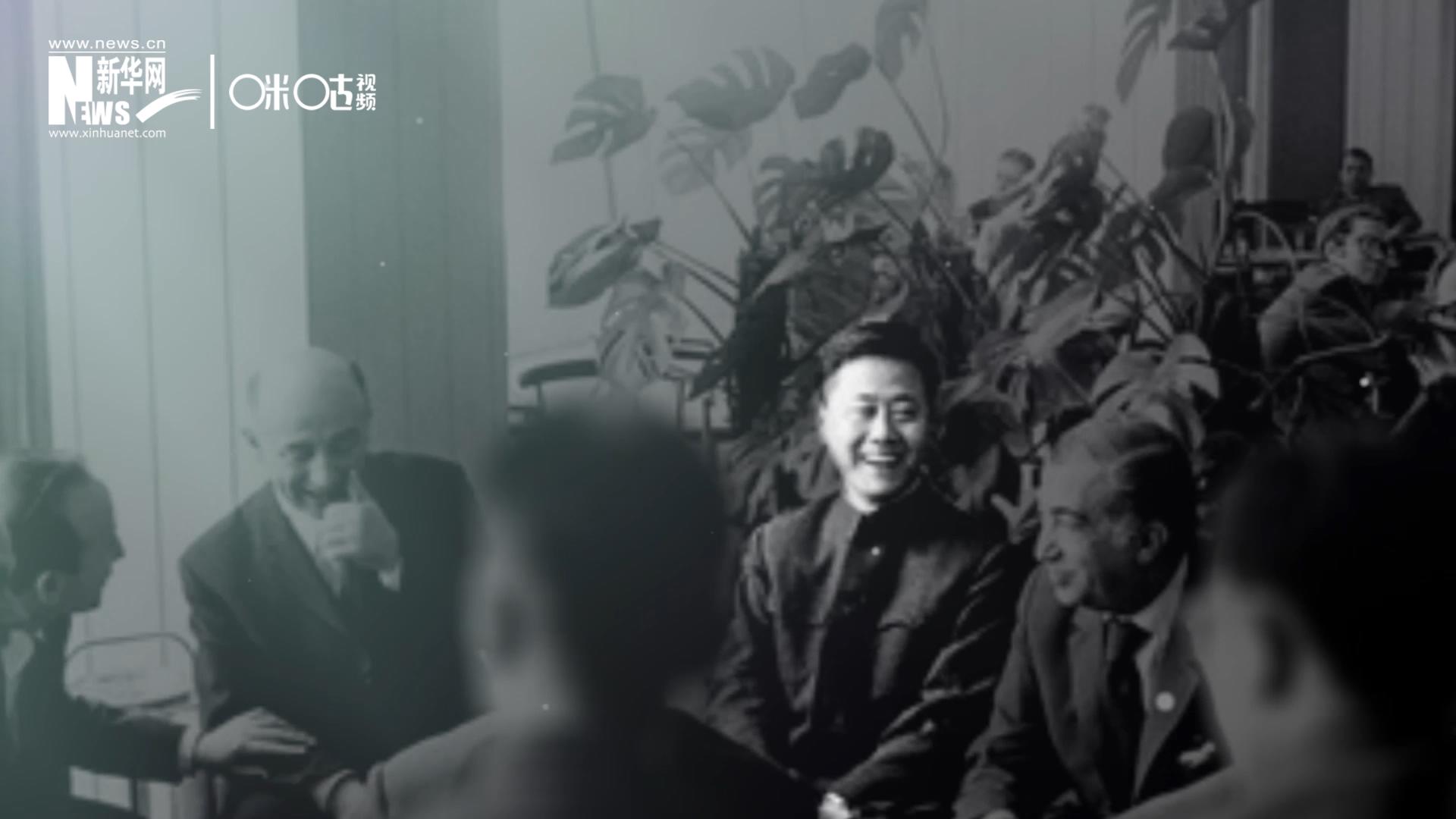 照片里的這個人是高梁，原新華社國際部記者。原本作為代表團(tuán)隨行記者的他接到通知，由他帶領(lǐng)一支先遣小組先行去紐約。