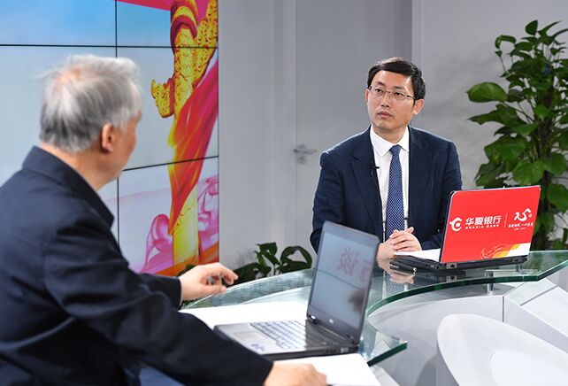 您再給我們梳理一下，黨章中有關(guān)&ldquo;基本路線&rdquo;的修改情況。