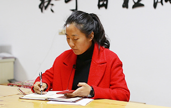 回鄉(xiāng)，立志改變家鄉(xiāng)落后面貌