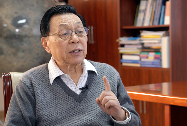 宇宙空間有來自各類天體發(fā)射的很多信息，背面是唯一的一個地方能接收到這部分信號