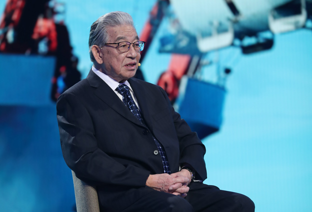 中華民族實現(xiàn)了可上九天攬月，可下五洋捉鱉的宏偉夙愿