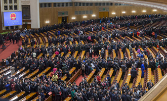 閉幕會(huì)結(jié)束后，代表離開(kāi)會(huì)場(chǎng)