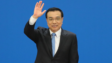 記者會結(jié)束后，李克強揮手致意