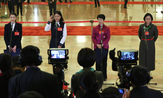 吳敏霞、杜玉濤、蒙曼、盧麗安代表接受采訪