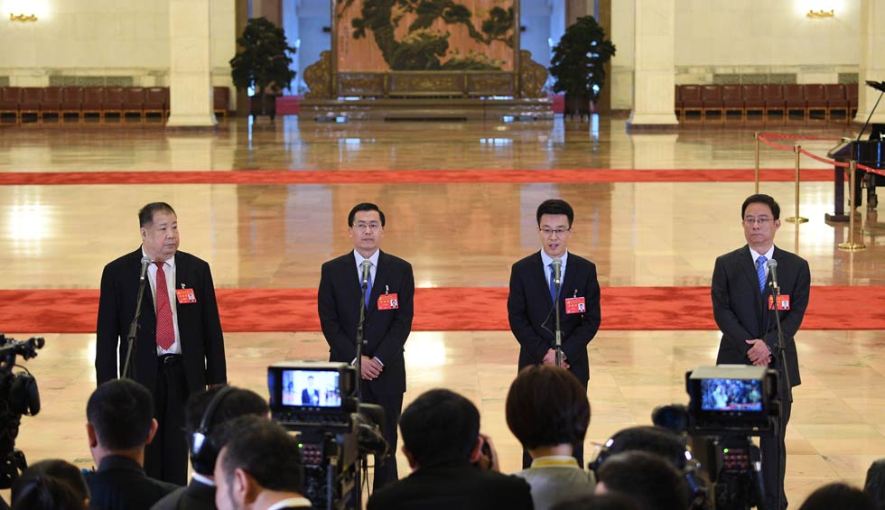 凌解放、王立平、徐川、黃一兵接受采訪