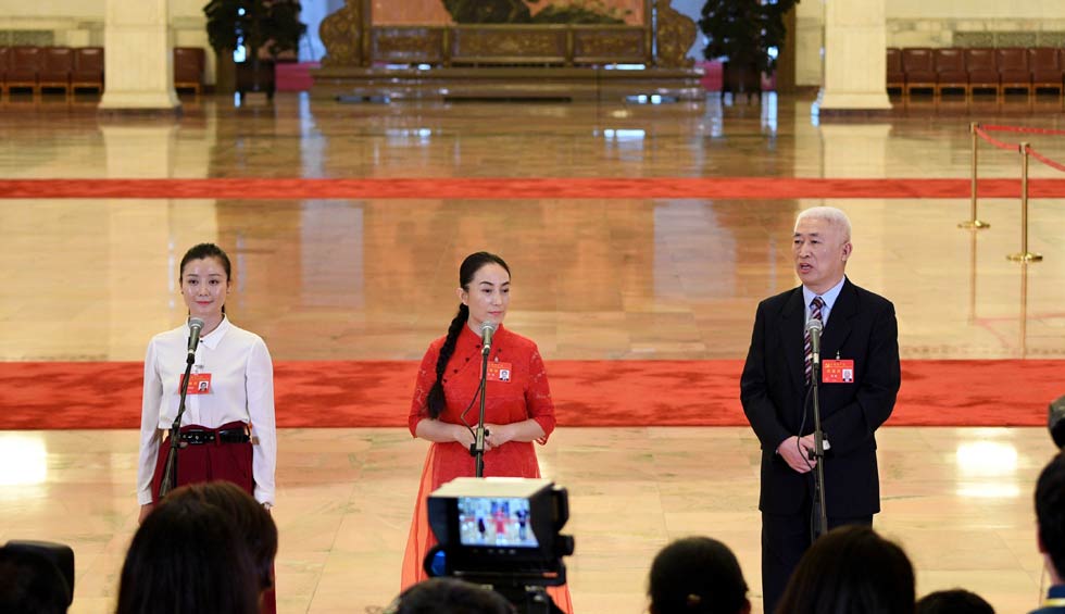 肖笑波、侯艷、徐俊接受采訪