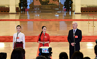 肖笑波、侯艷、徐俊代表接受采訪