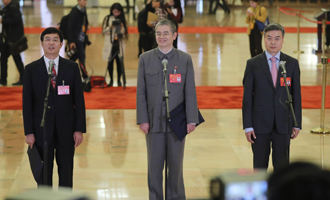 吳曉光、胡偉武、金東寒代表接受采訪