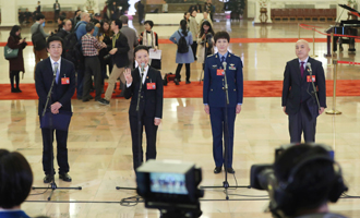 王辰、楊潔、劉文力、王旭東代表接受采訪