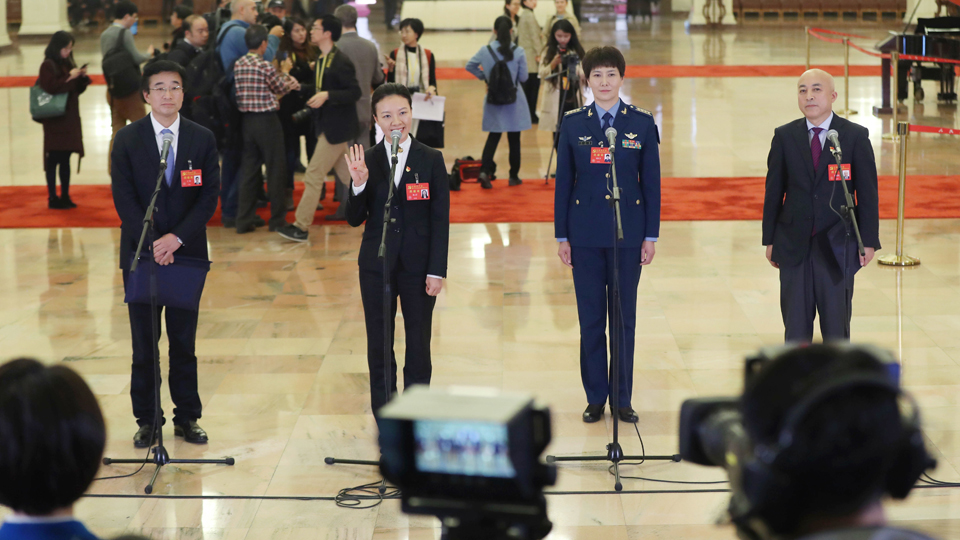 王辰、楊潔、劉文力、王旭東代表接受采訪