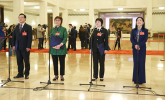 蔣成華、邵蕓、甘露、周宇代表接受采訪