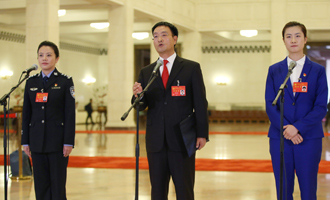 李貝、裴春亮、丁寧代表接受采訪