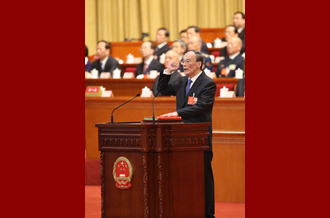 新當(dāng)選的國家副主席王岐山進行憲法宣誓