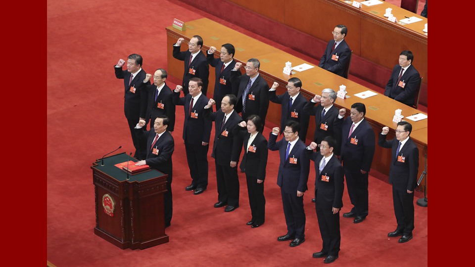 新當(dāng)選的全國人大常委會副委員長、秘書長進(jìn)行憲法宣誓