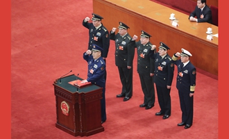 中央軍委副主席、委員進(jìn)行憲法宣誓