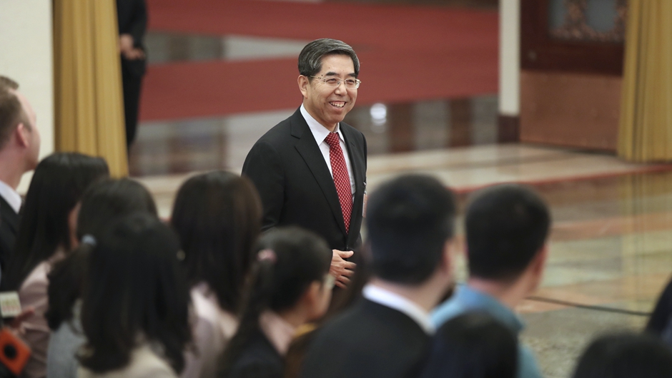 馬建堂步入&ldquo;部長(zhǎng)通道&rdquo;，準(zhǔn)備接受采訪