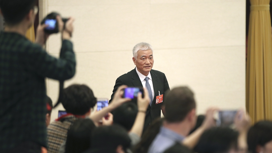 王志剛步入&ldquo;部長(zhǎng)通道&rdquo;，準(zhǔn)備接受采訪