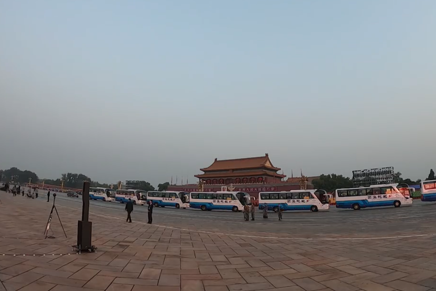 10月1日清晨的天安門城樓和長安街，燈火通明，正在準備慶祝大會的工作人員雖然緊張忙碌，但仍顯得井然有序