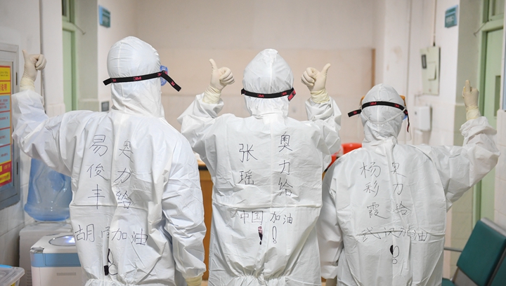 辛識(shí)平：白衣如戰(zhàn)袍，字字見(jiàn)仁心