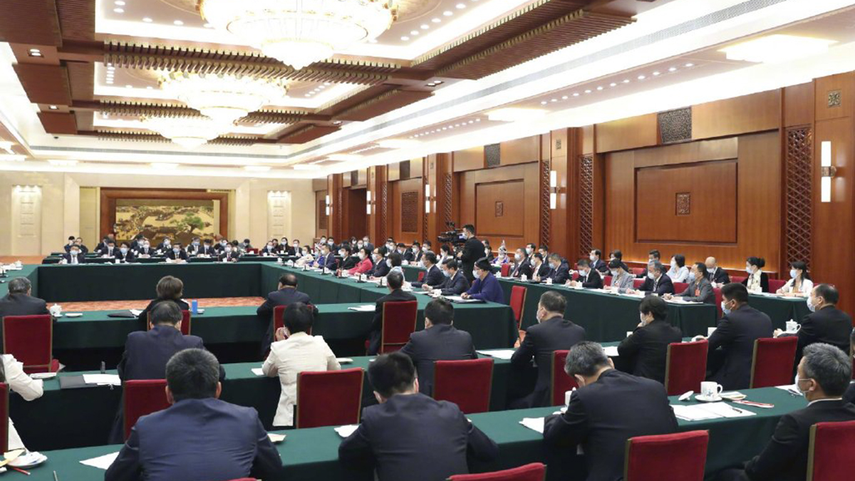 出席十三屆全國人大三次會議的代表團分組審議政府工作報告，來看審議現場