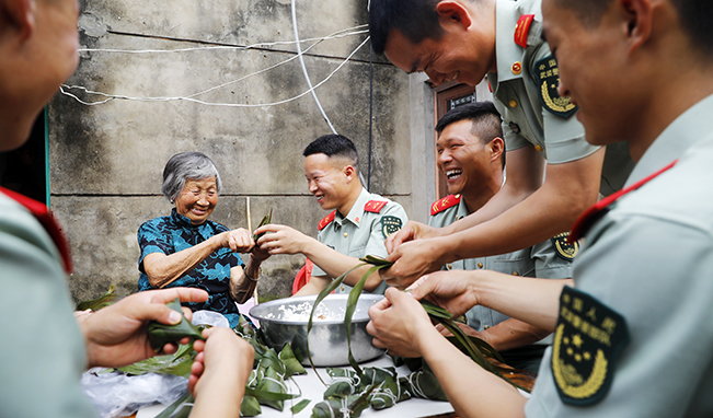 端午節(jié)，家里來(lái)了親人子弟兵