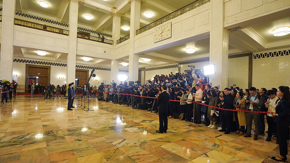 全國人大代表在&ldquo;代表通道&rdquo;接受采訪