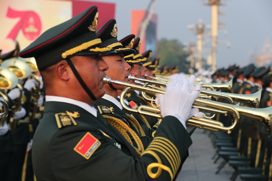 解放軍聯(lián)合軍樂團在廣場就位后進行準備工作和試奏。據(jù)了解，解放軍聯(lián)合軍樂團此次演奏是從開國大典至今歷次閱兵以來演奏曲目最多的一次，不少曲目是為此次閱兵量身打造的全新作品，此次也是歷次女演奏員最多的一次。