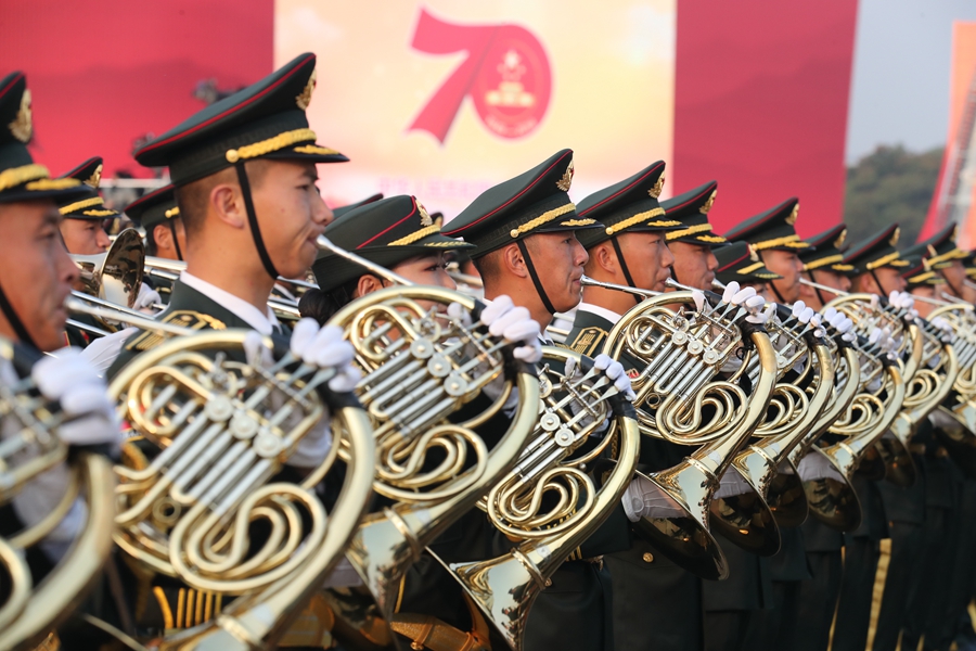 解放軍聯(lián)合軍樂團在廣場就位后進行準備工作和試奏。據(jù)了解，解放軍聯(lián)合軍樂團此次演奏是從開國大典至今歷次閱兵以來演奏曲目最多的一次，不少曲目是為此次閱兵量身打造的全新作品，此次也是歷次女演奏員最多的一次。