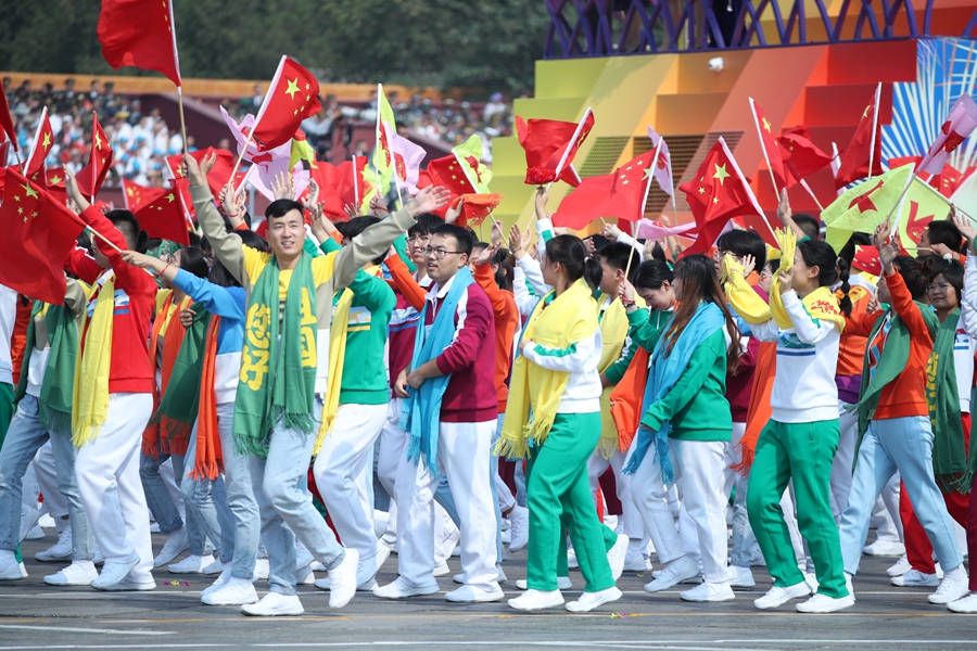 群眾大游行，歡樂的海洋！