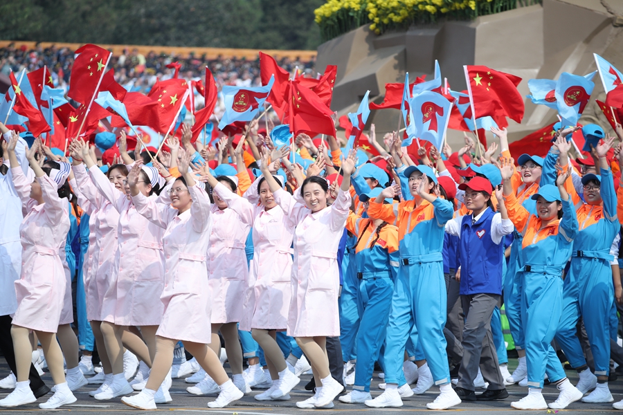 群眾大游行，歡樂的海洋！