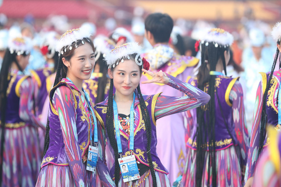 今晚，我們歡聚在天安門(mén)廣場(chǎng)